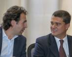 El alcalde de Medellín, Federico Gutiérrez, y Carlos Raúl Yepes, cuanto este recibió la orden al mérito Juan del Corral del Concejo de Medellín, el 15 de abril pasado. FOTO Juan Antonio sánchez