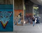 Los grafiteros han intervenido las grises columnas del viaducto del metro. En la estación Universidad de Antioquia hay varios murales hechos por ellos. Foto Archivo Donaldo Zuluaga