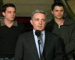 El expresidente y ahora senador Álvaro Uribe Vélez denunció este viernes que tras la captura de su hermano Santiago, recibió informaciones que la Fiscalía estaría buscando capturar a sus hijos. FOTO COLPRENSA