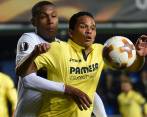 El delantero Carlos Bacca recibió una marca férrea por parte de los defensores del Lyon francés. FOTO afp