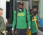 Usain Bolt, en medio de la mayor seguridad a la llegada al hotel. Entre amenazas se mueven las estrellas olímpicas. FOTO AFP