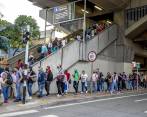 Estas filas se vieron el martes 1 de septiembre en las afueras de la estación Exposiciones. FOTO: JUAN ANTONIO SÁNCHEZ
