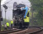 Dos muertos y cerca de 20 heridos dejó el accidente entre este tren con un tractor. FOTO AP