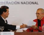 El jefe negociador del Gobierno en el proceso anunciado con el Eln, Frank Pearl y Eliécer Herlinto Chamorro Acosta, alias “Antonio García”. FOTO AP