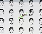 Los retratos de los estudiantes se muestran por Amnistía Internacional en el Monumento a la Revolución en la Ciudad de México. FOTO AFP