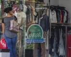 Vitrinas anuncian promociones por el día del padre. FOTO Robinson Sáenz