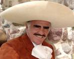 El artista mexicano es uno de los invitados especiales en la reunión donde se verá el último debate que Clinton sostendrá con su rival, Donald Trump. FOTO Archivo