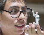 Francisco Gómez y su escultura del Papa Francisco - Foto Manuel Saldarriaga 