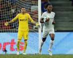 Kondogbia recibió un pase del colombiano Jeison Murillo y resolvió de la peor manera posible. FOTO REUTERS