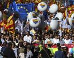 Por lo menos 300.000 catalanes salieron a las calles de Barcelona a protestar en contra de la declaración de independencia, quieren seguir siendo españoles. FOTO EFE