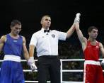 Misha Aloyan (rojo), en la pelea que venció a Céiber Ávila. FOTO REUTERS