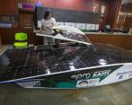 El vehículo solar Primavera II, de Eafit y EPM, es una de las aplicaciones tecnológicas que hacen parte de la muestra esta semana, en la biblioteca de EPM. FOTO juan antonio sánchez 