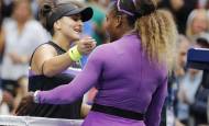 La canadiense Bianca Andreescu (izquierda), saluda a su rival Serena Williams, luego ganarle la final del US Open. Foto Efe.