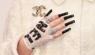 Detalle de las uñas y los guantes de Billie Eilish. FOTO AFP