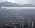 Por su forma, el Valle de Aburrá es vulnerable a la concentración de partículas contaminantes en el aire y esto contribuye a contingencias como las de marzo de 2017. FOTO Manuel Saldarriaga