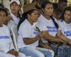 Un grupo de víctimas durante el acto de perdón que realizaron las Farc por la masacre de La Chinita en Apartadó. FOTO: RÓBINSON SÁENZ