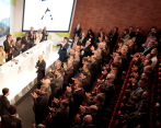 Momento en que los delegados del país reconocen a Roberto Vélez Vallejo como nuevo gerente de la Federación Colombiana de Cafeteros, ayer en su sede principal, en Bogotá. FOTO cortesía