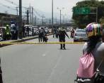 El atentado fue contra los ocupantes de este vehículo Renault Logan. FOTOS CORTESÍA GUARDIANES ANTIOQUIA