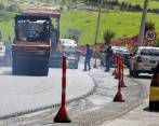 Operarios trabajan con una niveladora en la repavimentación, cerca del peaje de la variante. FOTO Julio César Herrera Echeverri