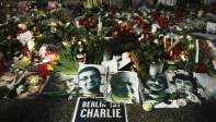 Los asistentes portaron carteles con la frase “Je suis Charlie”, símbolo del rechazo contra los ataques a la libertad de prensa tras el atentado al semanario satírico “Charlie Hebdo”, y depositaron ante la legación mensajes de solidaridad, ramos de flores y velas encendidas en memoria de las 17 víctimas de esos actos terroristas. FOTO AP