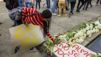 Flores y pancartas fueron llevados por la comunidad universitaria en un acto simbólico para rechazar los actos violentos.