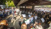 Flores y pancartas fueron llevados por la comunidad universitaria en un acto simbólico para rechazar los actos violentos.