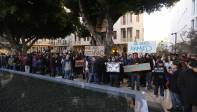 En Beirut, cientos de personas se congregaron en repulsa a esos atentados y en defensa de la libertad de expresión, levantando lápices hacia el cielo en recuerdo a los caricaturistas de “Charlie Hebdo” y con proclamas como “Soy Charlie”, “Sí a la libertad”, “islam contra terrorismo” y “No tenemos miedo”. FOTO REUTERS