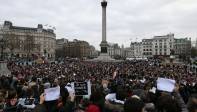 En Londres, centenares de personas se congregaron en la plaza de Trafalgar -entre ellos el viceprimer ministro británico, Nick Clegg- cuyas fuentes se tiñeron con los colores de la bandera francesa y donde se depositaron flores y bolígrafos en memoria de las víctimas. FOTO AP