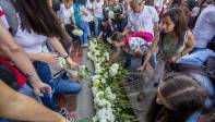 Flores y pancartas fueron llevados por la comunidad universitaria en un acto simbólico para rechazar los actos violentos.