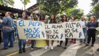 Flores y pancartas fueron llevados por la comunidad universitaria en un acto simbólico para rechazar los actos violentos.