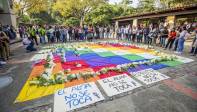 Flores y pancartas fueron llevados por la comunidad universitaria en un acto simbólico para rechazar los actos violentos.
