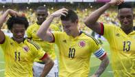 Juan Guillermo Cuadrado, James Rodríguez y Yerry Mina celebran la anotación del 10 de la Selección. FOTO JUAN ANTONIO SÁNCHEZ