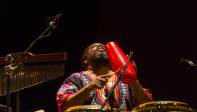 El percusionista Yaroldy Abreu llevó el ritmo de los tambores al lado de las notas del piano de Chucho. FOTO: CARLOS VELÁSQUEZ