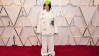 Es la joven estrella del momento, Billie Eilish cantará en los Oscar, aquí llega vestida de Chanel. FOTO AFP