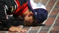 Montoya, ganador de esta legendaria carrera por primera vez en 2000, se impuso hoy a su compañero de equipo, el australiano Will Power, y al estadounidense de Chip Ganassi Racing Charlie Kimball. FOTO AFP