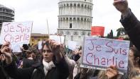 En Italia, después de que las concentraciones de los últimos días tuvieran lugar en Roma y Milán, este domingo le tocó el turno a Brescia, donde unas mil personas mostraron su rechazo al terrorismo y su solidaridad con el pueblo francés, por lo que se instaló un libro de grandes dimensiones para escribir mensajes de apoyo. FOTO AP