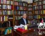 El expresidente Álvaro Uribe Vélez citó a una rueda de prensa en su finca ubicada en Llanogrande para leer el comunicado sobre la situación jurídica de su hermano Santiago. FOTO Jaime pérez