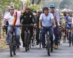El corto paseo en bicicleta también fue acompañado por una buena cantidad de jóvenes ciclistas pertenecientes a la selección Antioquia. FOTO JAIME PÉREZ.