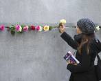 Algunos berlineses colocaron rosas y prendieron velas en los fragmentos del Muro de Berlín que aún se conservan. FOTO REUTERS