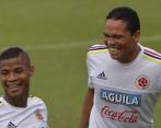 Barrios y Bacca, jugadores de la Selección Colombia, ahora se rivalizan en el fútbol de Europa. FOTO COLPRENSA