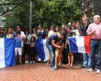 Con asistencia de medio centenar de personas, Medellín no fue la excepción, en un día en que los franceses decidieron cantar el himno de su país desde distintas ciudades del globo. Mientras tanto, hasta los mercados de la UE buscan recuperarse. FOTO jaime pérez