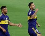 Frank Fabra celebra con Edwin Cardona el primero de los dos tantos que el antioqueño marcó con Boca Juniors en La Bombonera. FOTO AFP