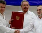 En la mesa estuvieron el presidente Juan Manuel Santos, Ban Ki-moon, Raúl Castro, Borge Brende, alias “Timochenko” y los representantes de los países garantes. FOTO AFP