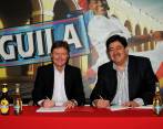 Gran Harries, presidente de Bavaria y Luis Bedoya, presidente de la Federación Colombiana de Fútbol. FOTO CORTESÍA BAVARIA. 
