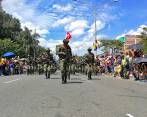 La parte de atrás del desfile está conformada por bandas marciales, 60 miembros de la guardia indígena, un contingente del cuerpo oficial de Bomberos Medellín y agentes de tránsito de la Secretaría de Movilidad.