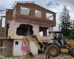 Según la Alcaldía de Rionegro, la Policía Judicial determinó que en esta casa de la vereda Abreo, sector Altos de la Y, vendían vicio. Por eso procedió a derribarla desde este jueves a las 10:00 a.m. Foto: Cortesía