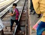 Bebé se salva milagrosamente de morir en estación de tren