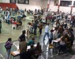 EL pasado domingo decenas de personas, partidarios de ambos candidatos, se mantuvieron en las mesas de votación hasta último momento. FOTO CORTESÍA.