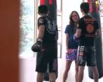Campeona de kickboxing se hizo pasar por débil mujer