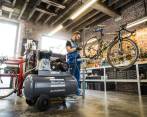 El aire comprimido es una fuente de energía fundamental para diferentes sectores, entre ellos el de las bicicletas. La tecnología hace que estos equipos sean amigables con el medio ambiente. FOTO cortesía